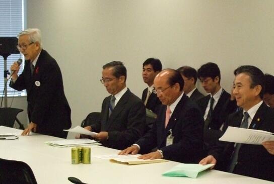 画像：民主党税制改正PT総会において意見を述べる加戸愛媛県知事